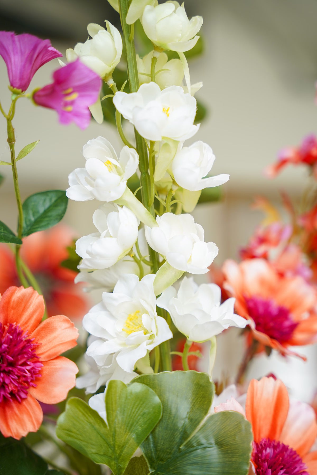 Detail van de hoogwaardige witte zijden bloemen in boeket Vela van Fan of Flowers.