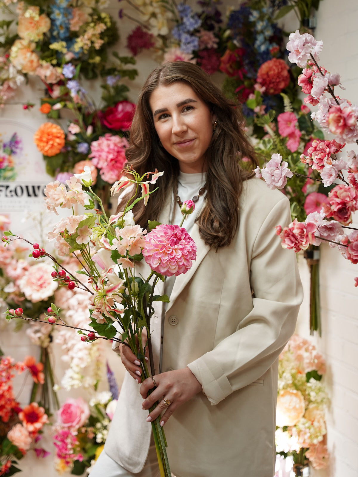 Eigenaresse Femke Goossens van Fan of Flowers met een handgeplukt en samengesteld zijden boeket.