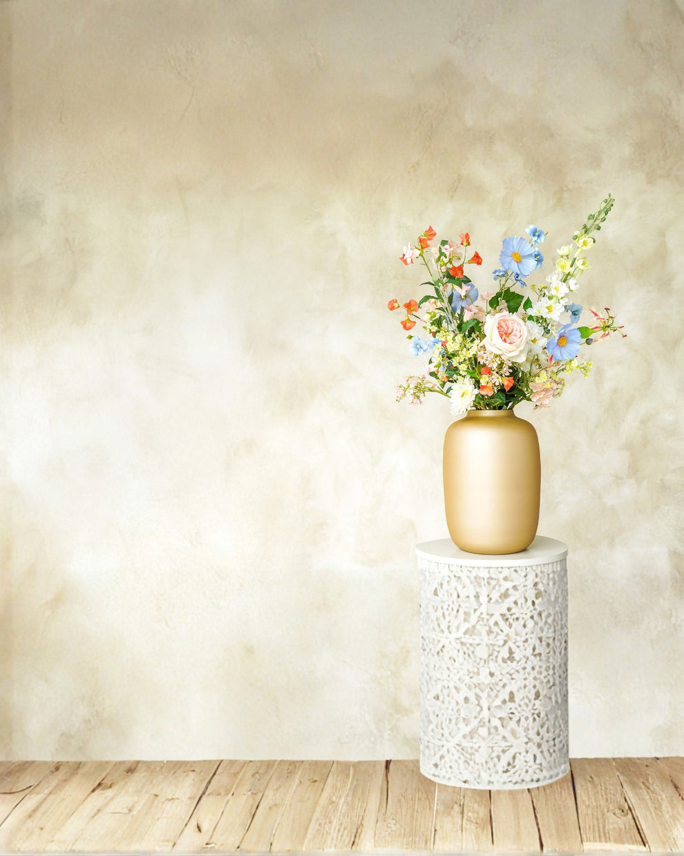 Mobiele homepage banner van Fan of Flowers met een kleurrijk, levensecht zijden boeket in een luxe gouden vaas Mateo op een stijlvolle zuil.