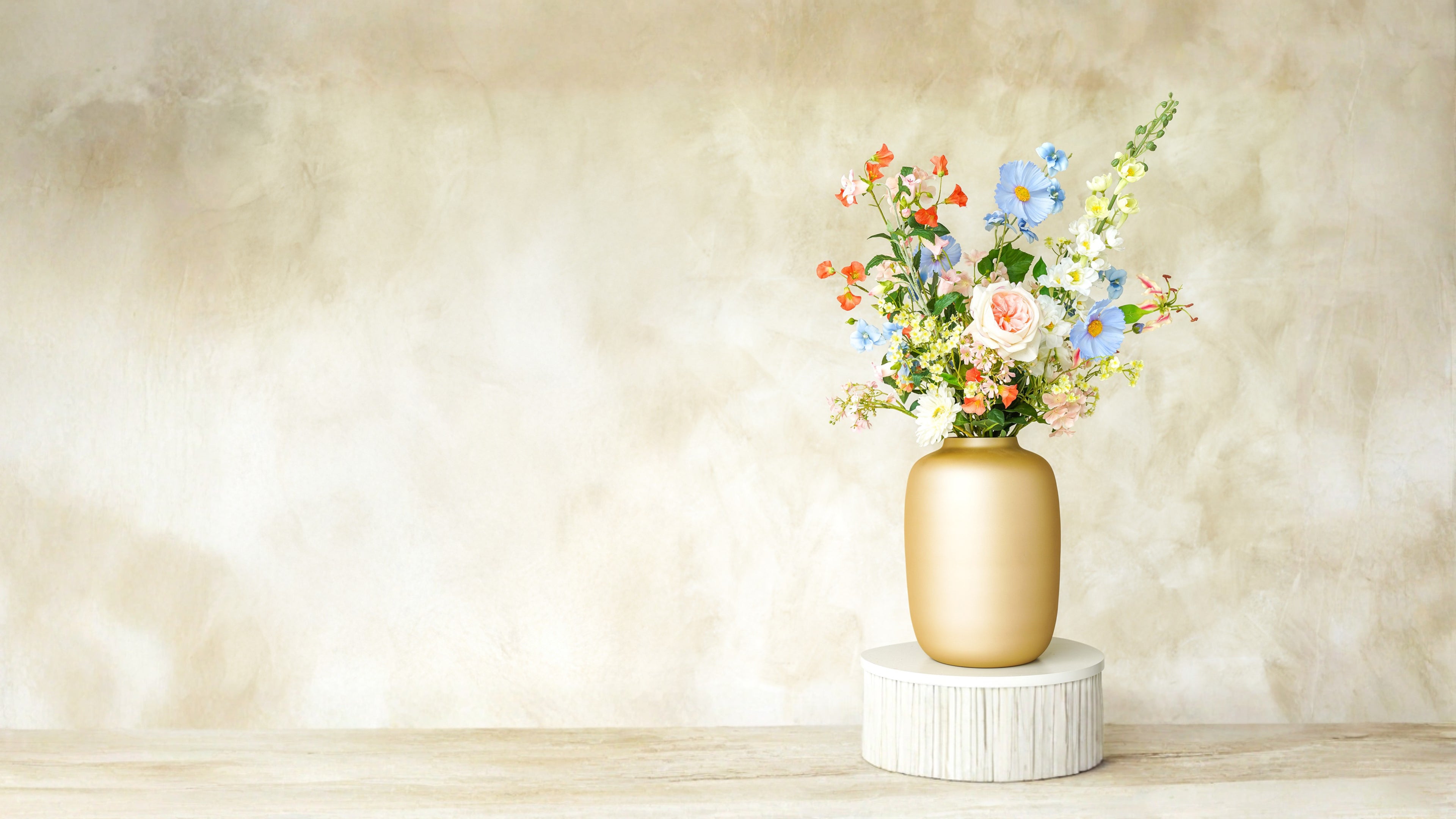 Homepage banner van Fan of Flowers met een kleurrijk, levensecht zijden boeket in luxe gouden vaas Mateo op een stijlvolle achtergrond.