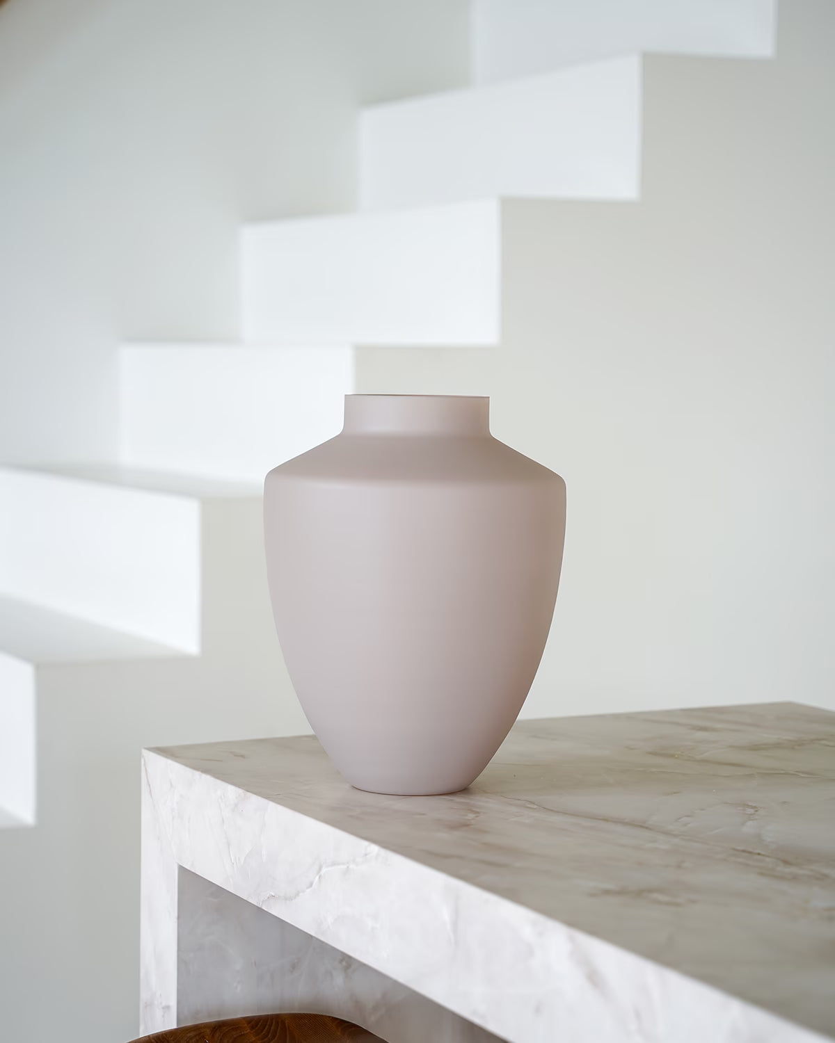 Een lege, middelgrote matte beige Duna vaas maat M van Fan of Flowers, de perfecte basis voor jouw boeket.
