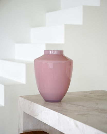 De middelgrote (maat M), glanzend roze vaas Rosa van Fan of Flowers, leeg en klaar voor een zijden boeket, op een marmeren blad.