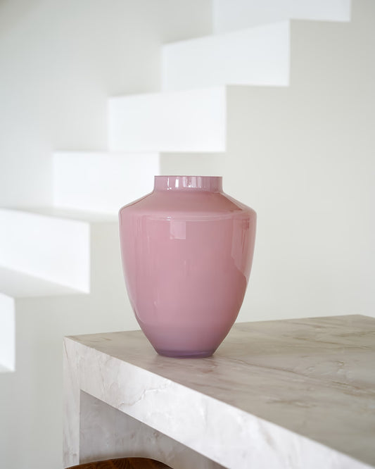 De middelgrote (maat M), glanzend roze vaas Rosa van Fan of Flowers, leeg en klaar voor een zijden boeket, op een marmeren blad.