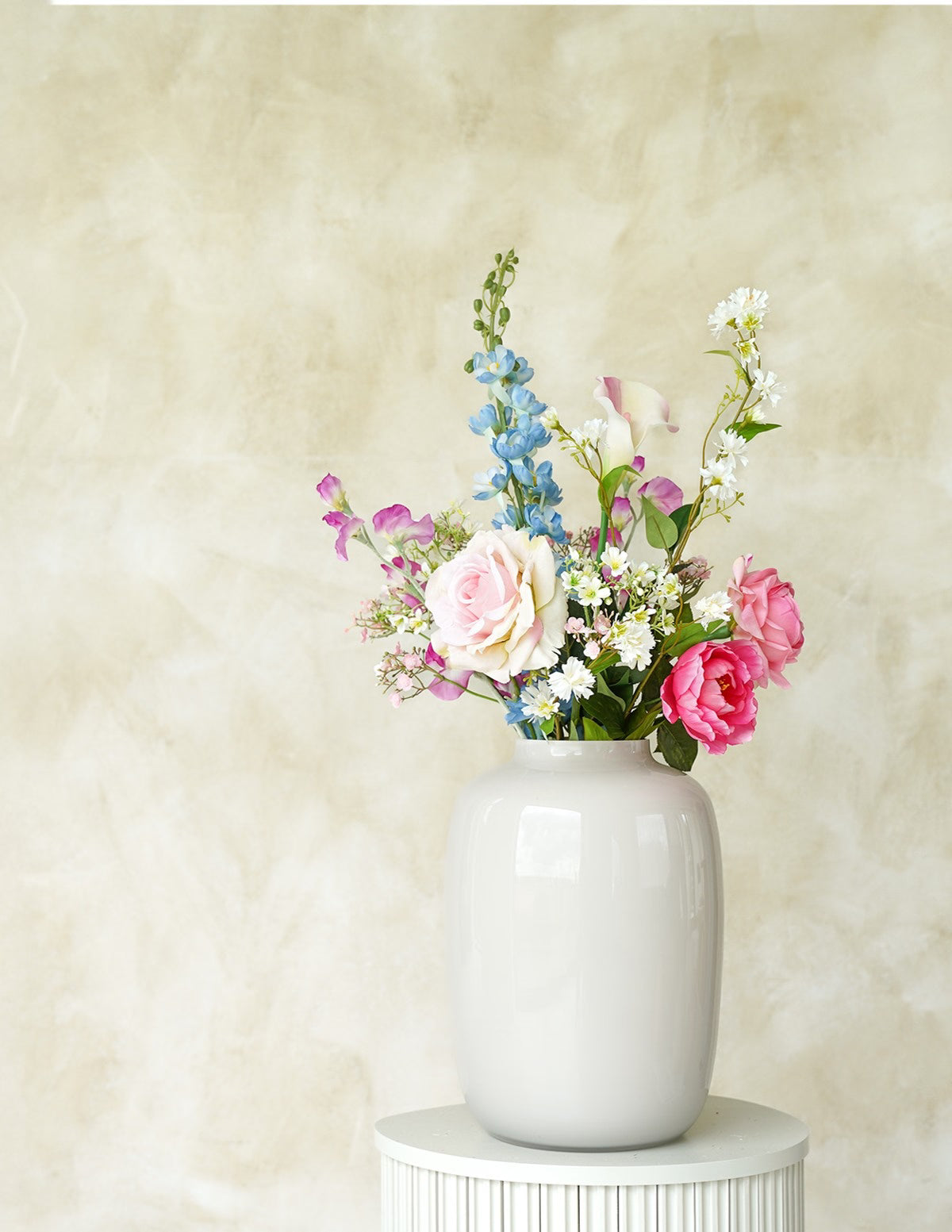 Zacht en romantisch zijden boeket Dulce van Fan of Flowers in Vaas Crema S
