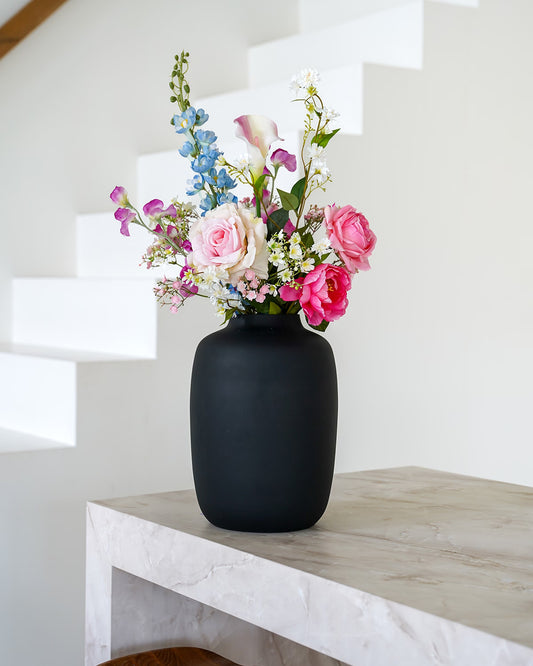 Zijden boeket Dulce van Fan of Flowers in Vaas Negro S in een modern interieur