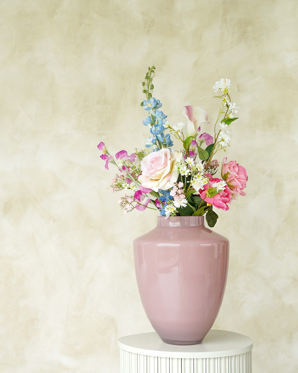Lieflijk kunstboeket Dulce met pastelkleuren van Fan of Flowers in Vaas Rosa S