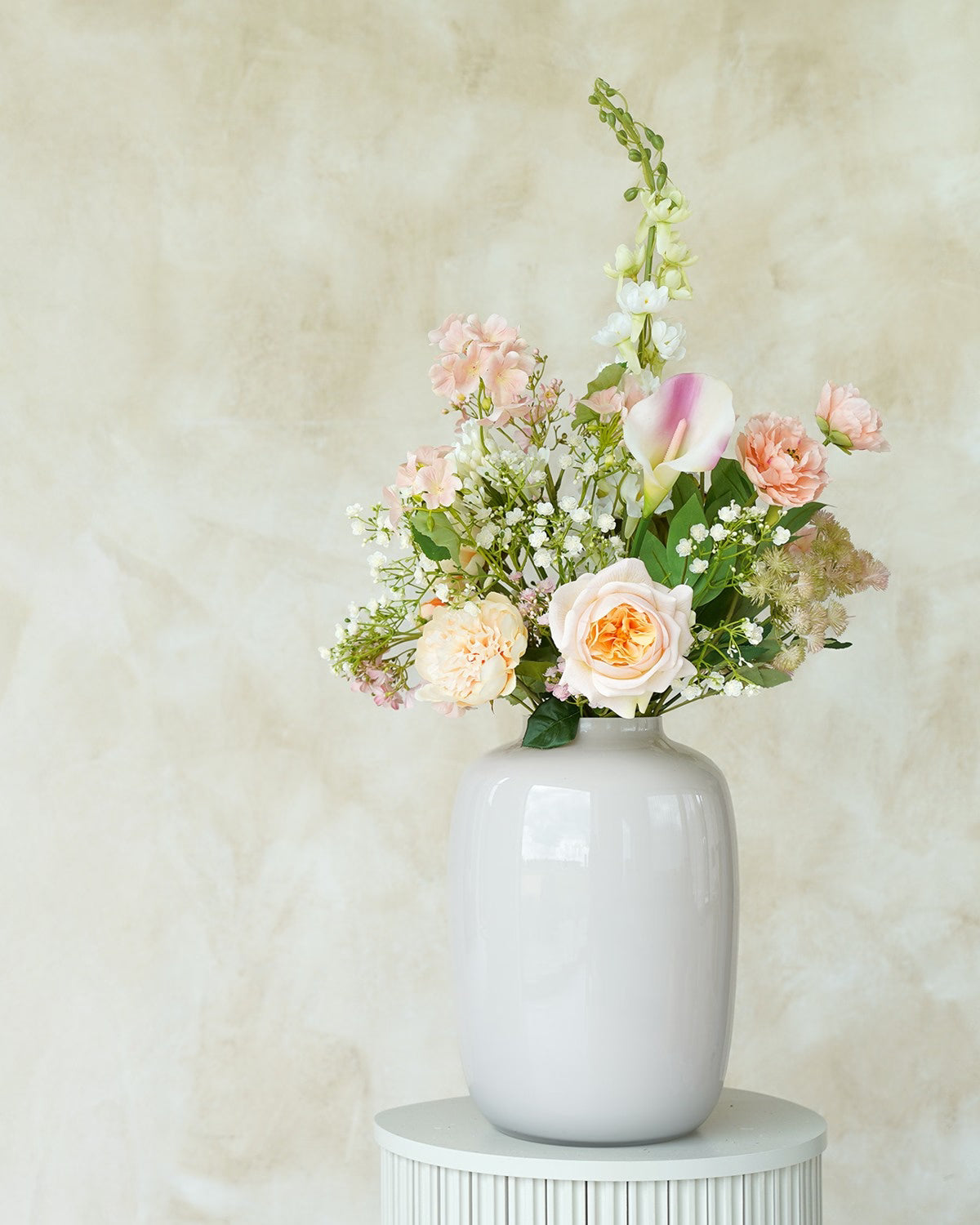 Rustgevend en tijdloos zijden boeket Lily van Fan of Flowers gepresenteerd in Vaas Crema M