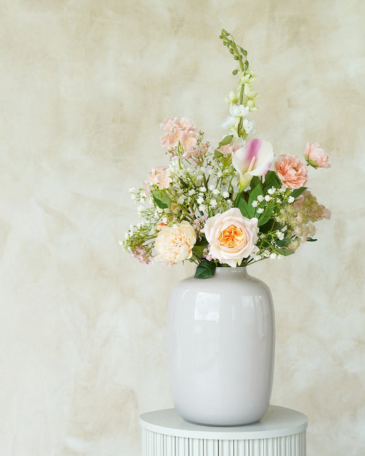 Rustgevend en tijdloos zijden boeket Lily van Fan of Flowers gepresenteerd in Vaas Crema M