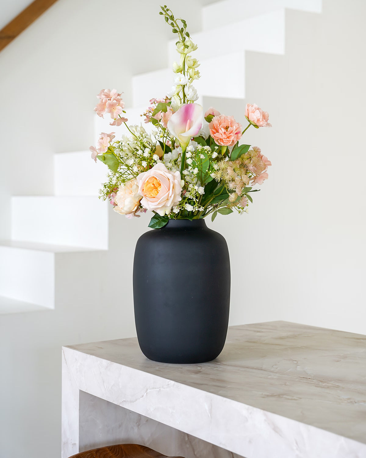 Zijden boeket Lily van Fan of Flowers in Vaas Negro M in een modern interieur