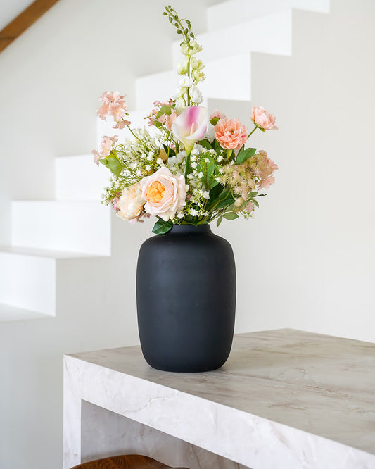 Zijden boeket Lily van Fan of Flowers in Vaas Negro M in een modern interieur