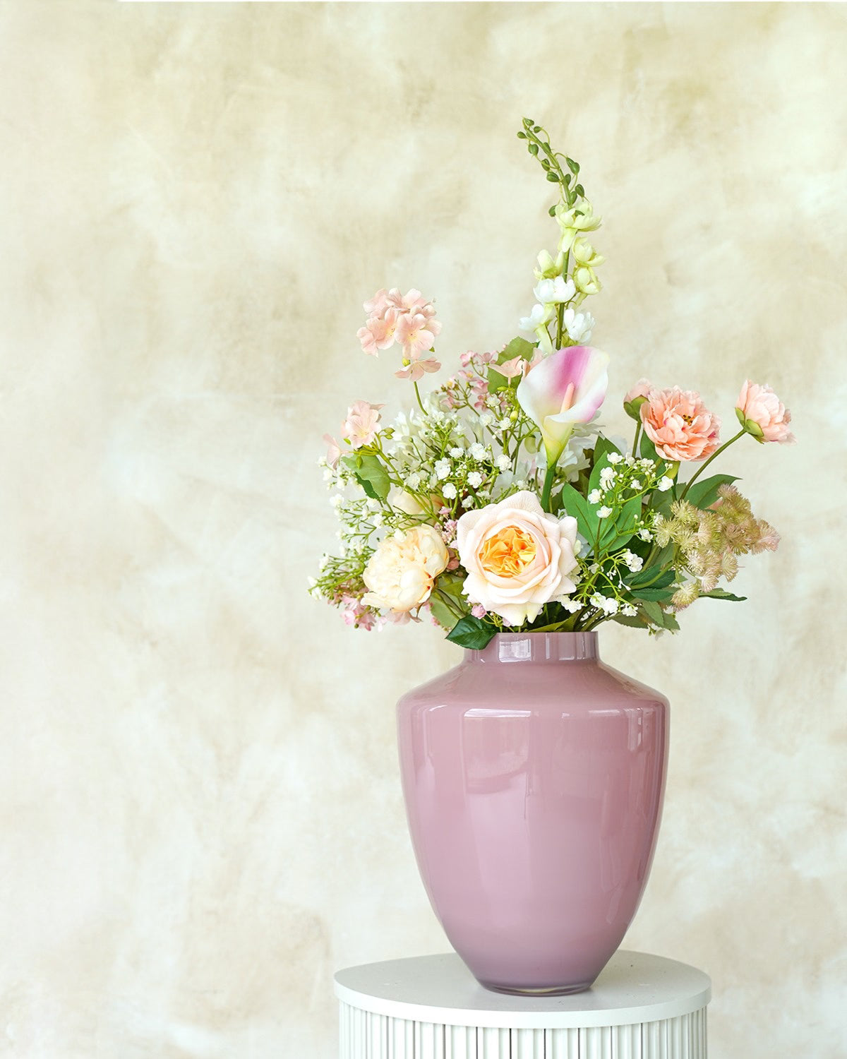 Elegant zijden boeket Lily met zachte tinten van Fan of Flowers in Vaas Rosa M