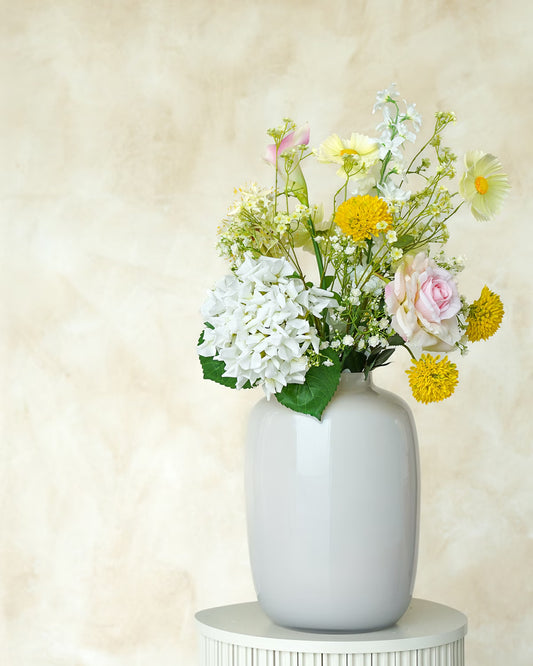 Luxe kunstboeket Luz met geel, wit en groen van Fan of Flowers in Vaas Crema M