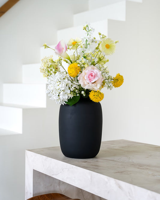 Zijden boeket Luz van Fan of Flowers in Vaas Negro M in een modern interieur