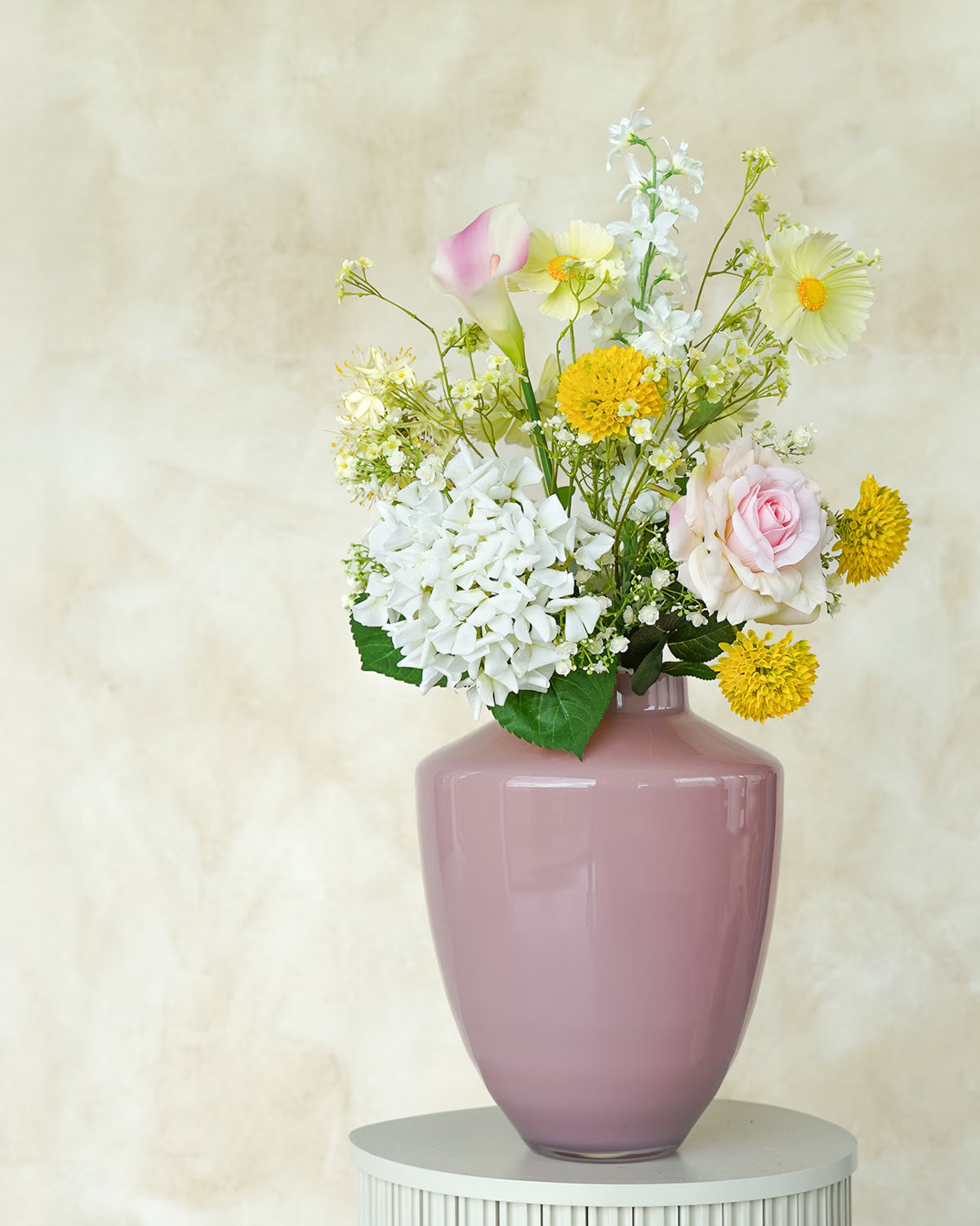 Fris en elegant zijden boeket Luz van Fan of Flowers gepresenteerd in Vaas Rosa M