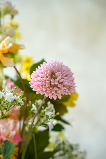 Detail van roze bolbloem in zijden veldboeket Mimosa van Fan of Flowers
