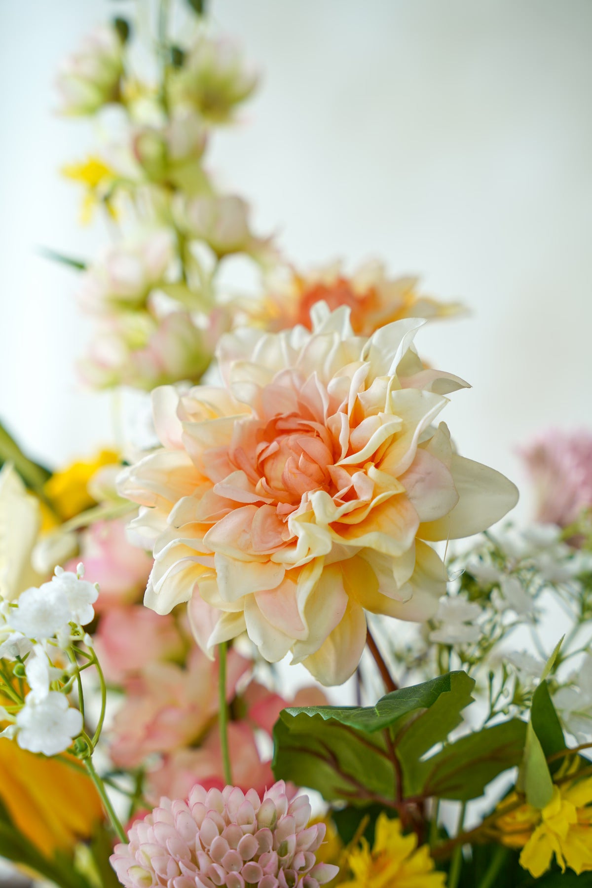 Close-up van zachtroze dahlia in kunstboeket Mimosa van Fan of Flowers