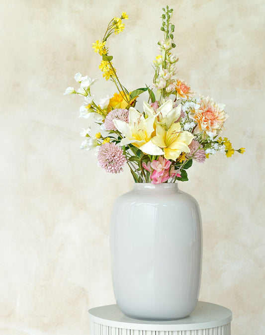 Prachtig kunstboeket Mimosa van Fan of Flowers in neutrale Vaas Crema M