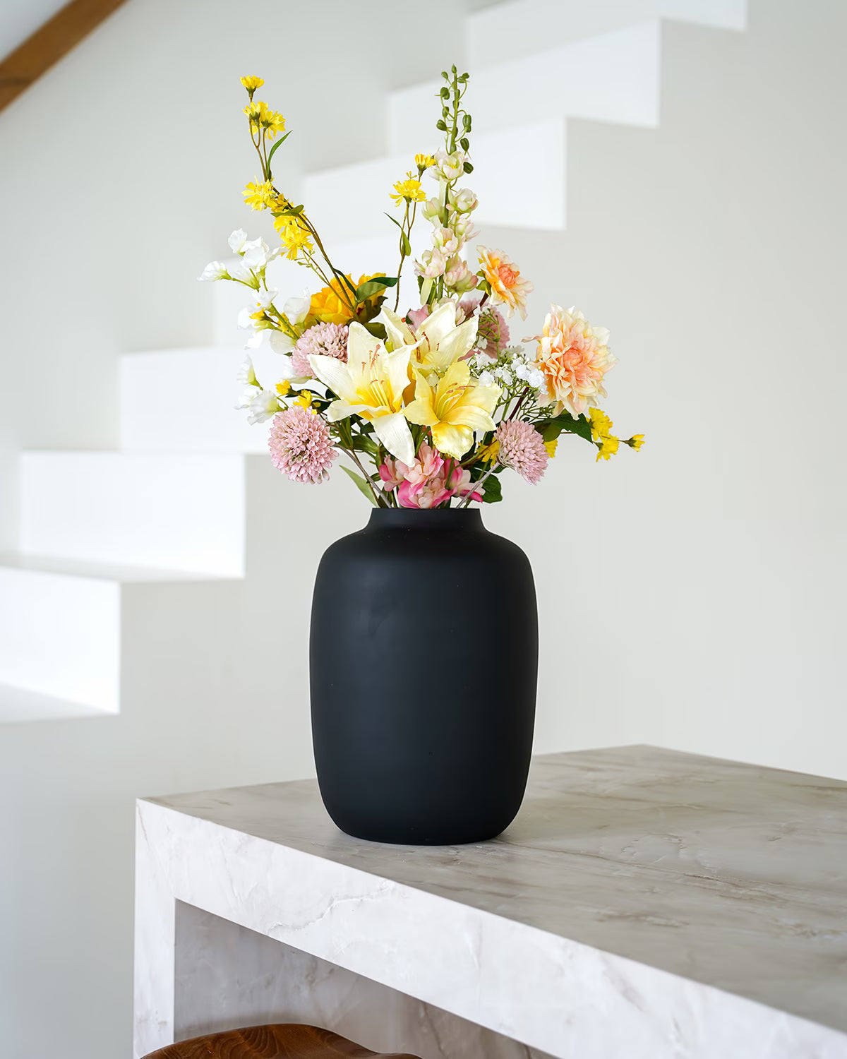 Zijden boeket Mimosa van Fan of Flowers gepresenteerd in zwarte Vaas Negro M