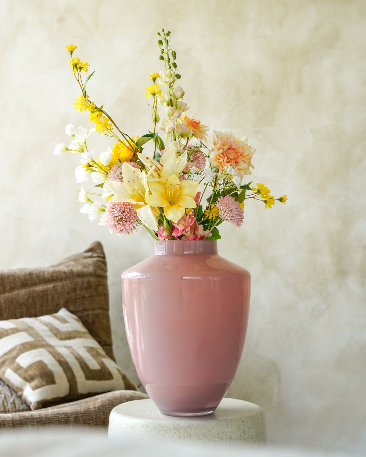 Sfeervolle opstelling van zijden boeket Mimosa van Fan of Flowers in Vaas Rosa M