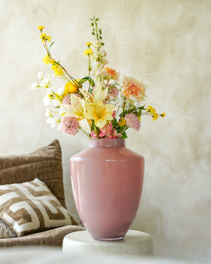 Sfeervolle opstelling van zijden boeket Mimosa van Fan of Flowers in Vaas Rosa M