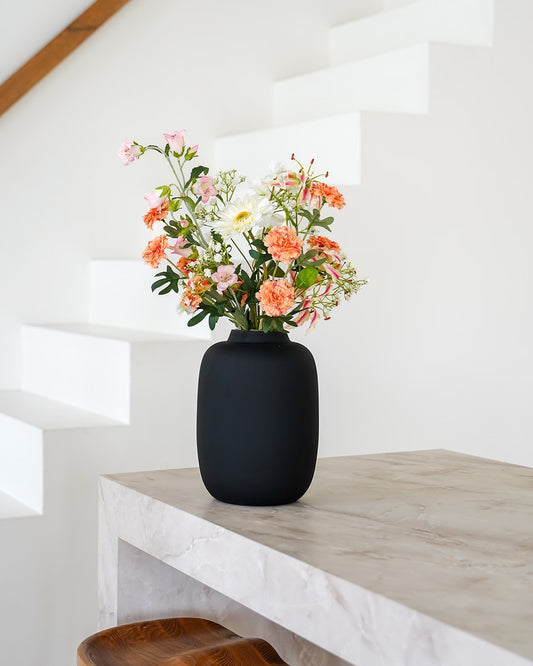 Zijden boeket Viva van Fan of Flowers in Vaas Negro in een modern interieur