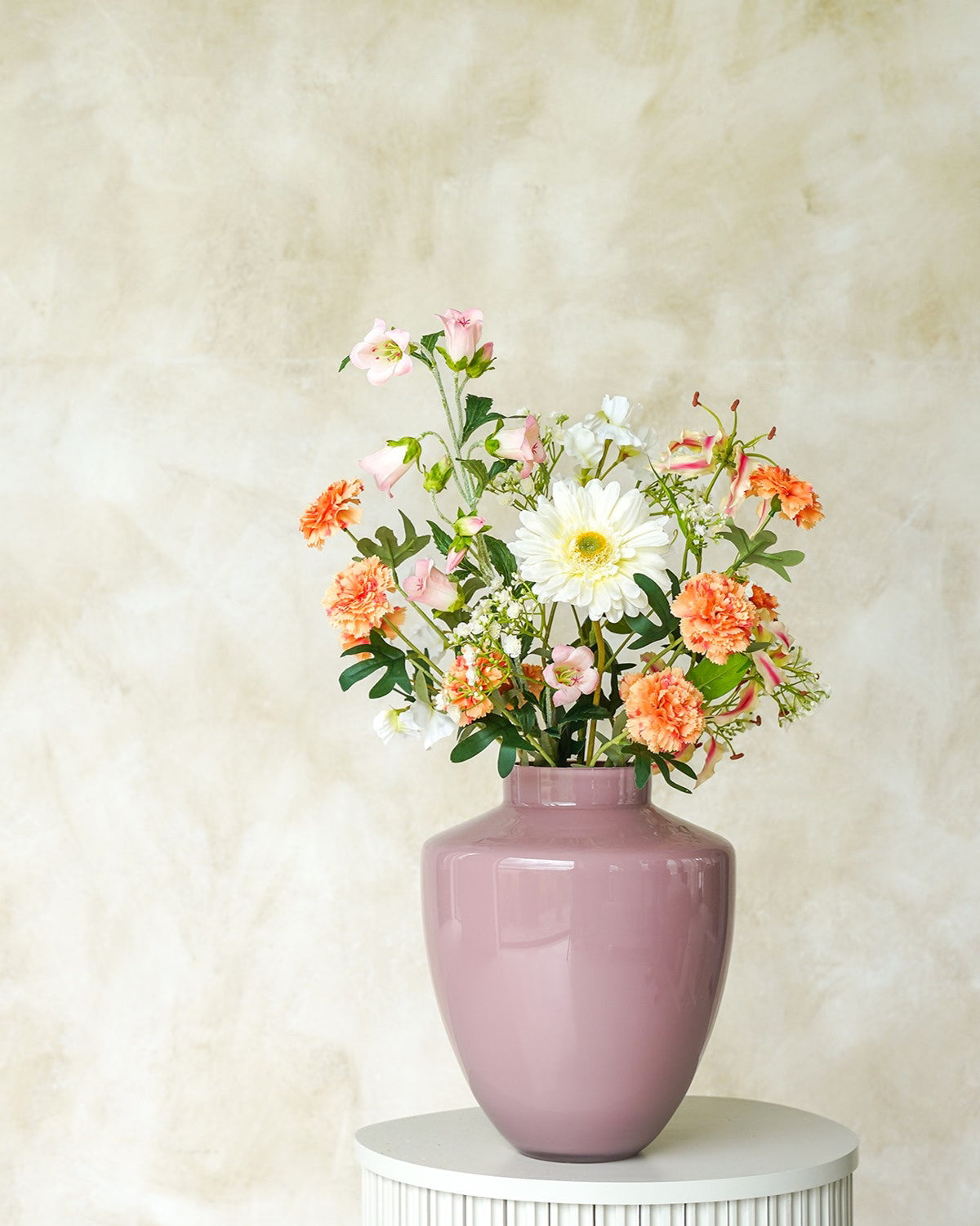 Sfeervol vurig zijden boeket Viva van Fan of Flowers gepresenteerd in Vaas Rosa