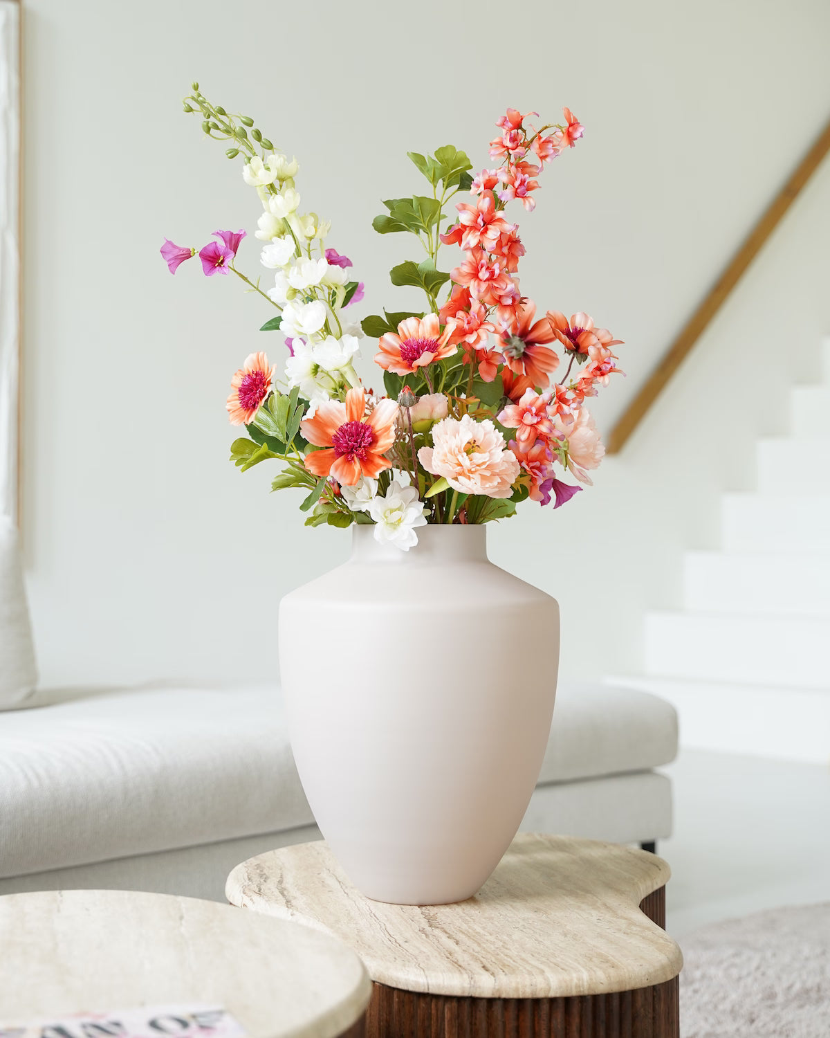 Luxe interieur met het sfeervolle zijden bloemen boeket Vela op salontafel van Fan of Flowers.