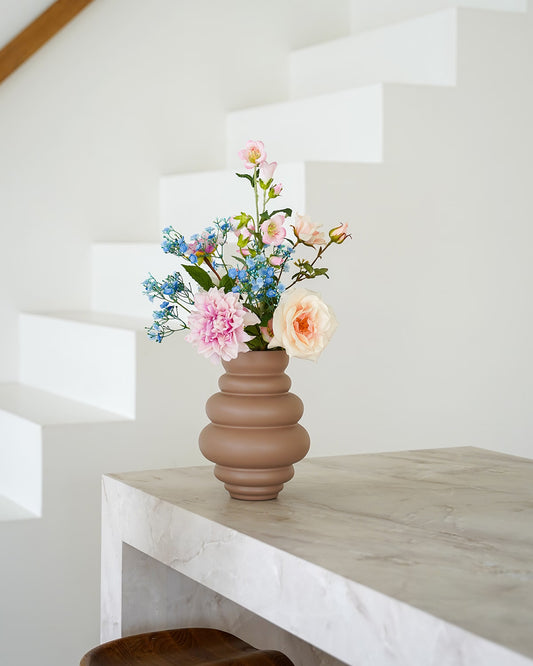 Vaas Bomba S met het zijden boeket Azul, voorzien van zachtroze bloemen en frisse blauwe accenten.