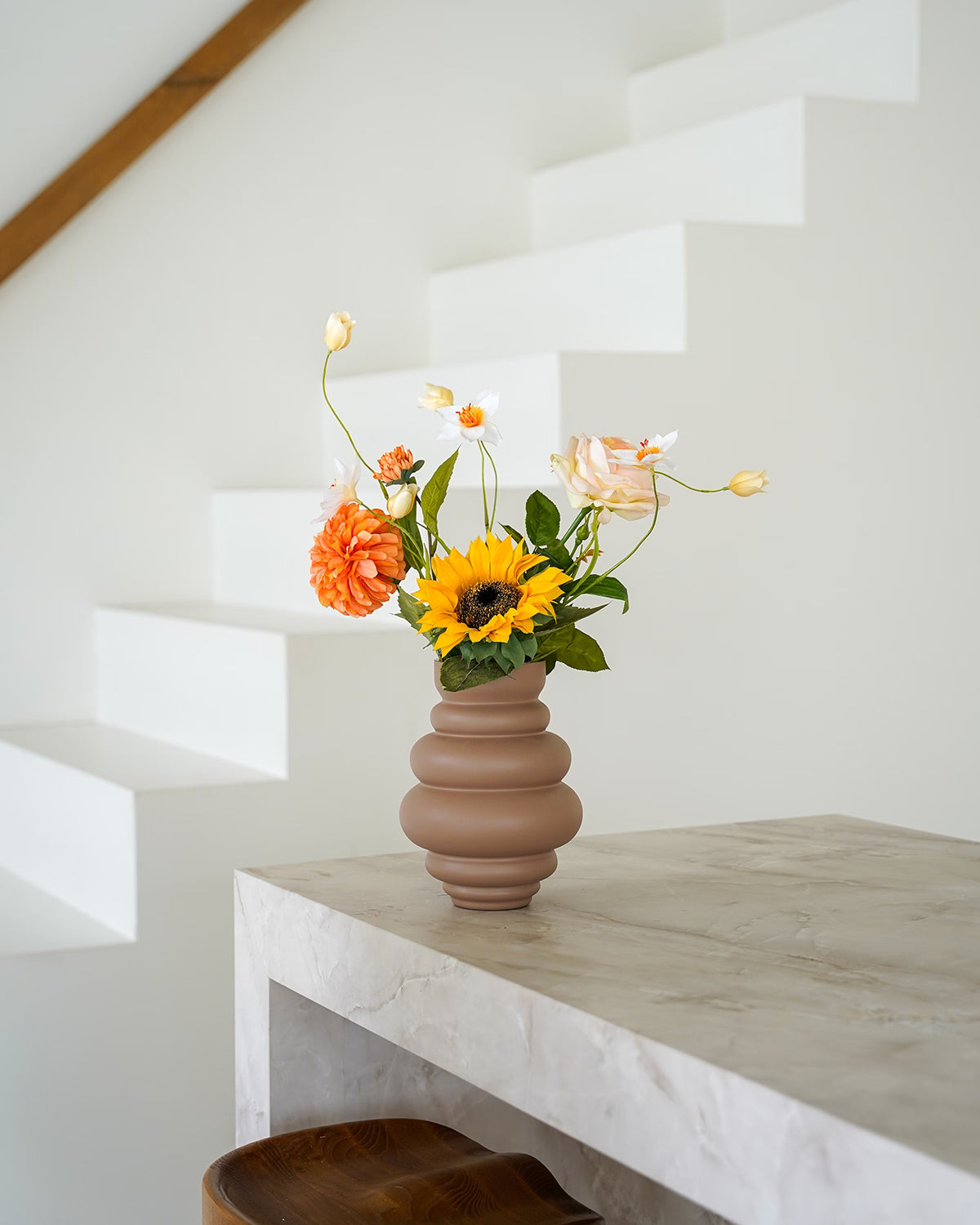 Vaas Bomba S gevuld met het zonnige geel-oranje zijden boeket Narciso met zonnebloem van Fan of Flowers.