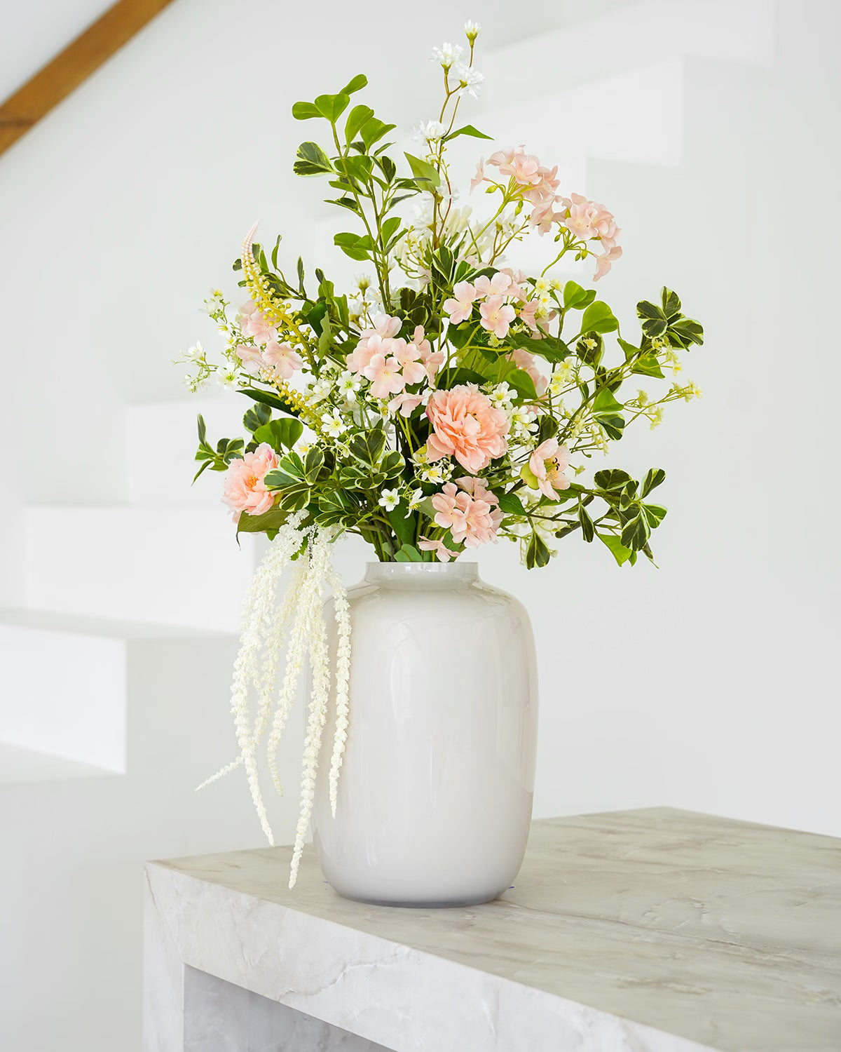 Grote crème-witte vaas Crema M van Fan of Flowers gevuld met een weelderig roze en groen zijden veldboeket.