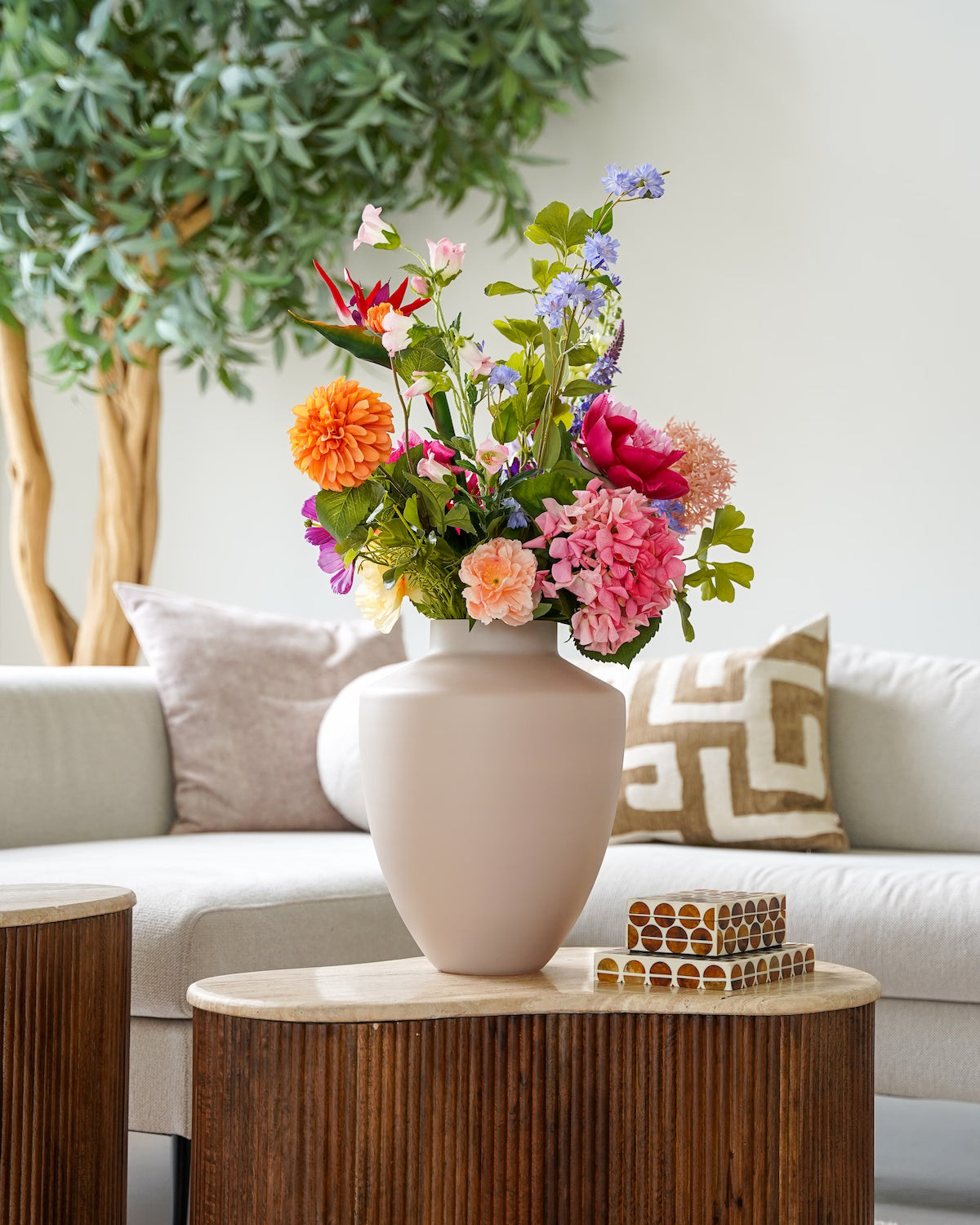 Stijlvolle pastelkleurige Vaas Duna met het kleurrijke zijden boeket Alba in een modern interieur.