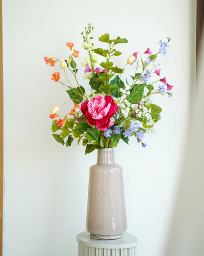 Vaas Lino met Zijden Boeket Hermosa, een dieproze pioenroos en kleurrijke bloemen tussen frisgroen blad.