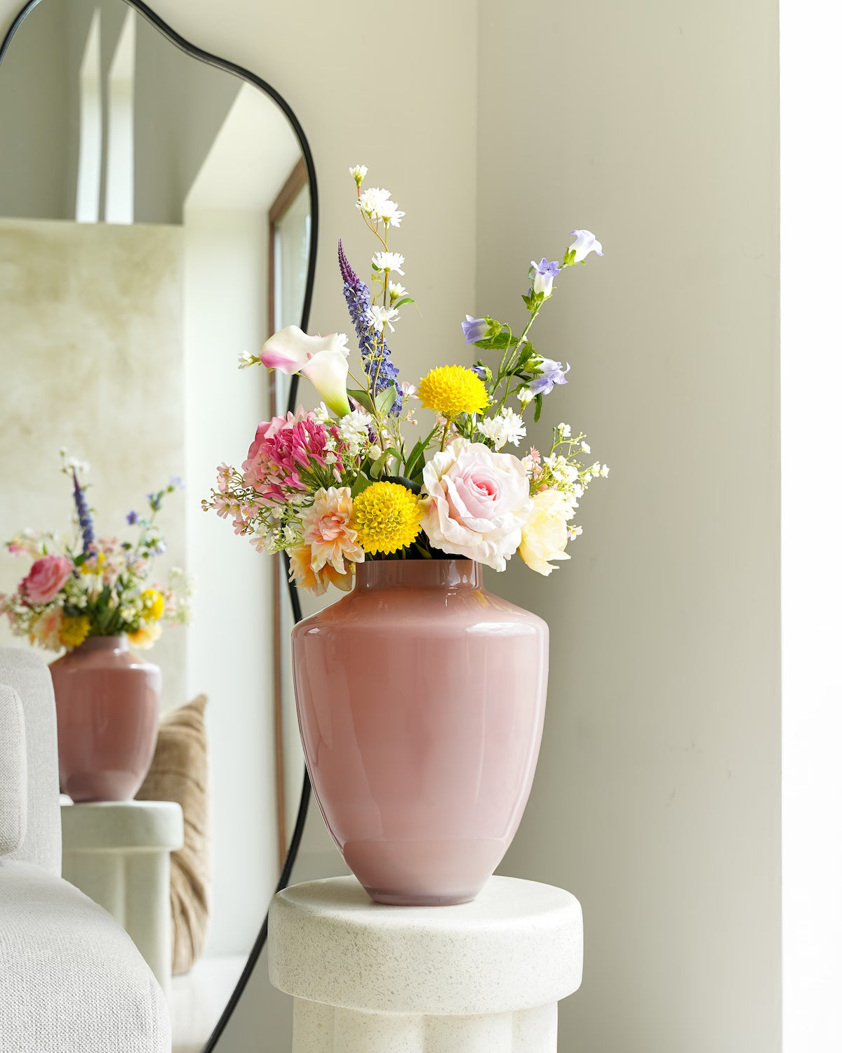 Vaas Rosa met zijden boeket Nina voor het Clasico zijden bloemenabonnement van Fan of Flowers.
