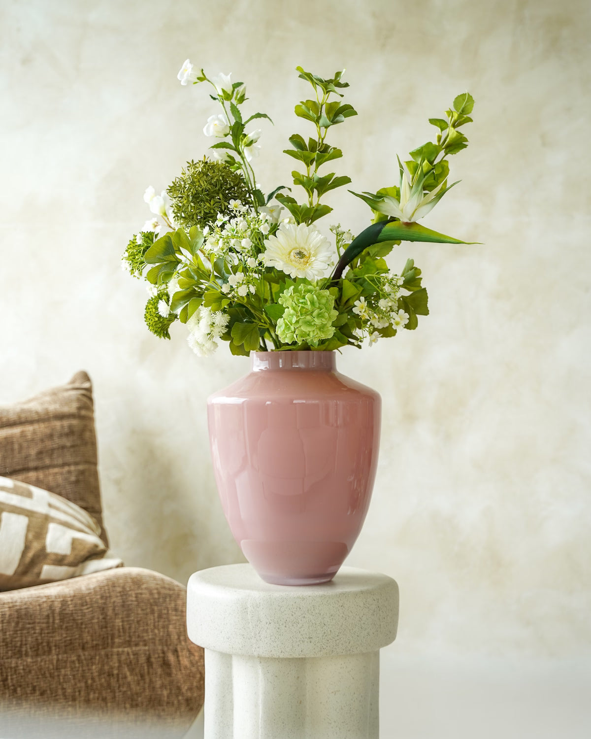 Vaas Rosa met groen zijden boeket Verde voor het Supreme zijden bloemenabonnement van Fan of Flowers.