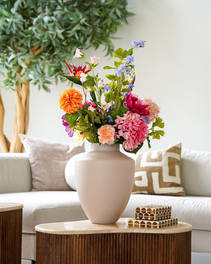 Exclusief kleurrijk zijden boeket Alba van Fan of Flowers gepresenteerd in vaas Mateo in een stijlvol interieur.