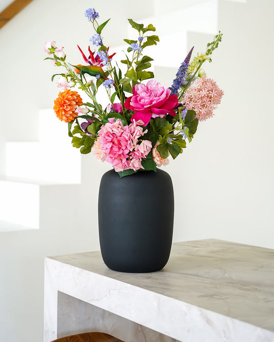 Kleurrijk zijden boeket Alba van Fan of Flowers stijlvol gepresenteerd in matzwarte vaas Negro.