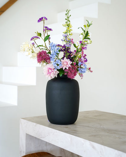 Stijlvol kleurrijk zijden boeket Amatista van Fan of Flowers elegant gepresenteerd in matzwarte vaas Negro.