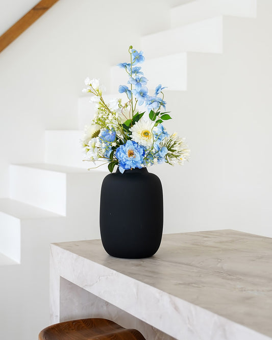 Stijlvolle combinatie van het zijden boeket Celeste in de matzwarte vaas Negro van Fan of Flowers.