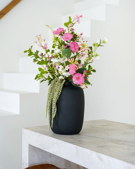 Stijlvol roze zijden veldboeket Mila van Fan of Flowers gepresenteerd in matzwarte vaas Negro.