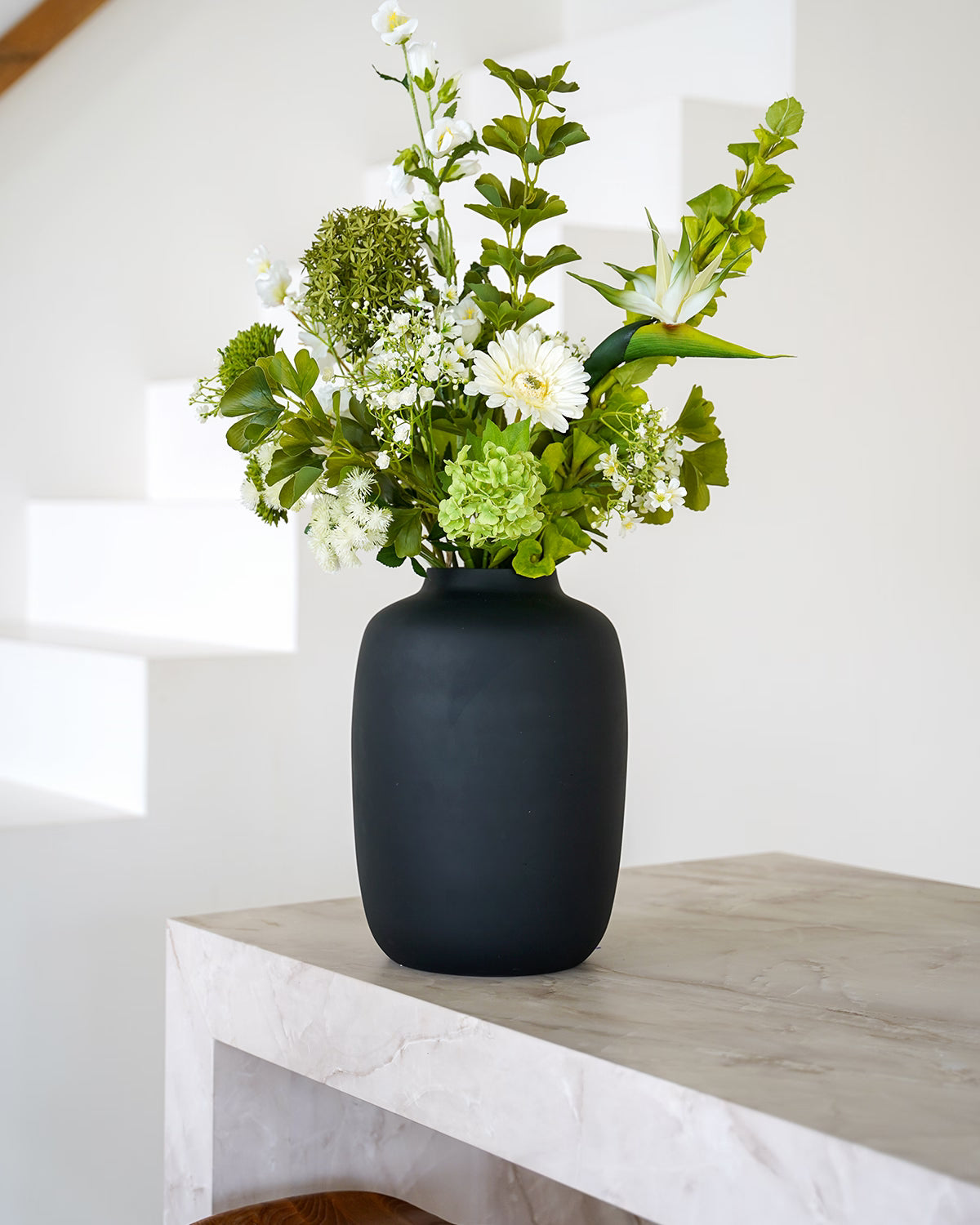 Fris wit-groen zijden boeket Niva van Fan of Flowers stijlvol gepresenteerd in de matzwarte vaas Negro.