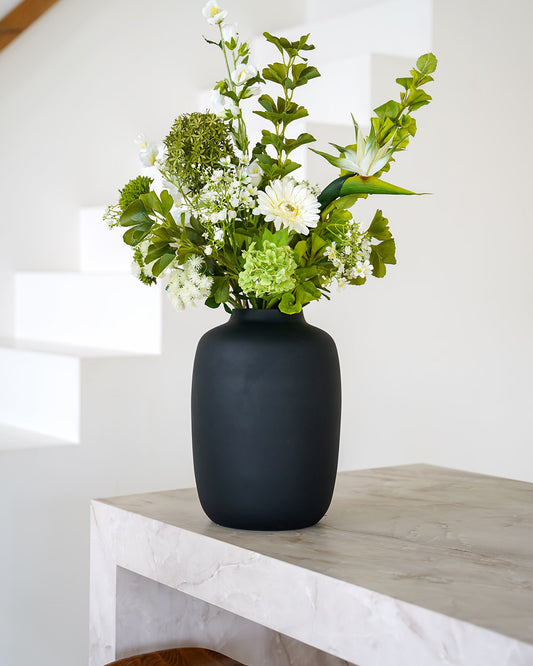 Fris wit-groen zijden boeket Niva van Fan of Flowers stijlvol gepresenteerd in de matzwarte vaas Negro.