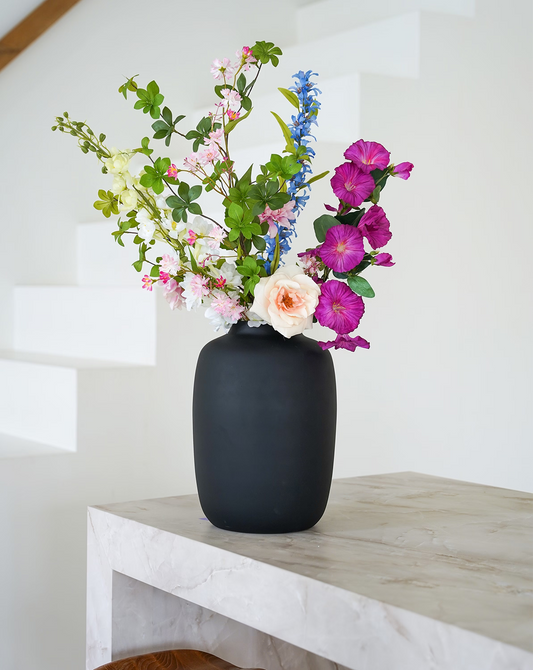 Stijlvol paars met blauw zijden boeket Rosa van Fan of Flowers gepresenteerd in matzwarte vaas Negro.