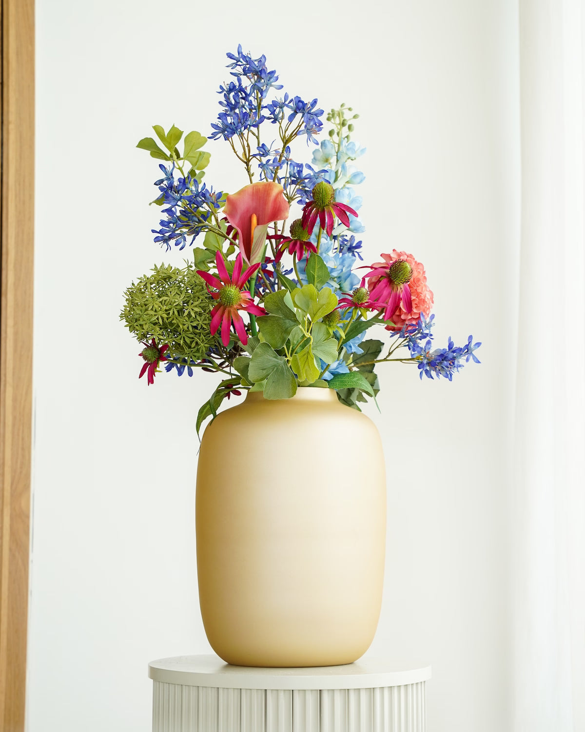 Exclusief zijden boeket Rubi van Fan of Flowers gepresenteerd in de stijlvolle gouden vaas Mateo.