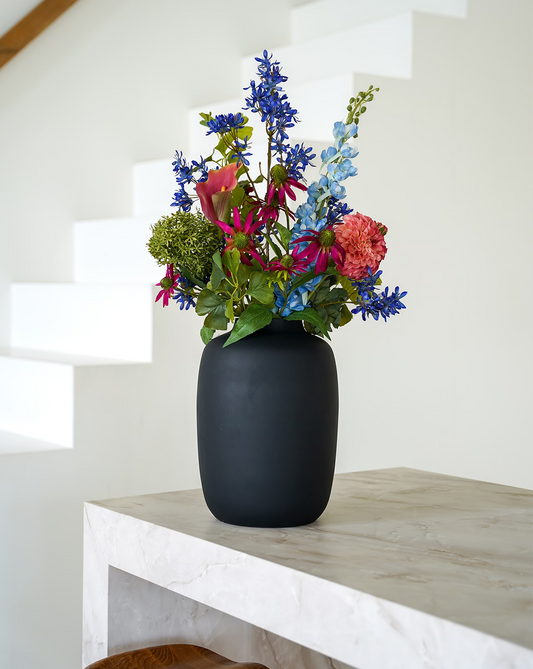 Kleurrijk zijden boeket Rubi van Fan of Flowers prachtig gepresenteerd in de matzwarte vaas Negro.