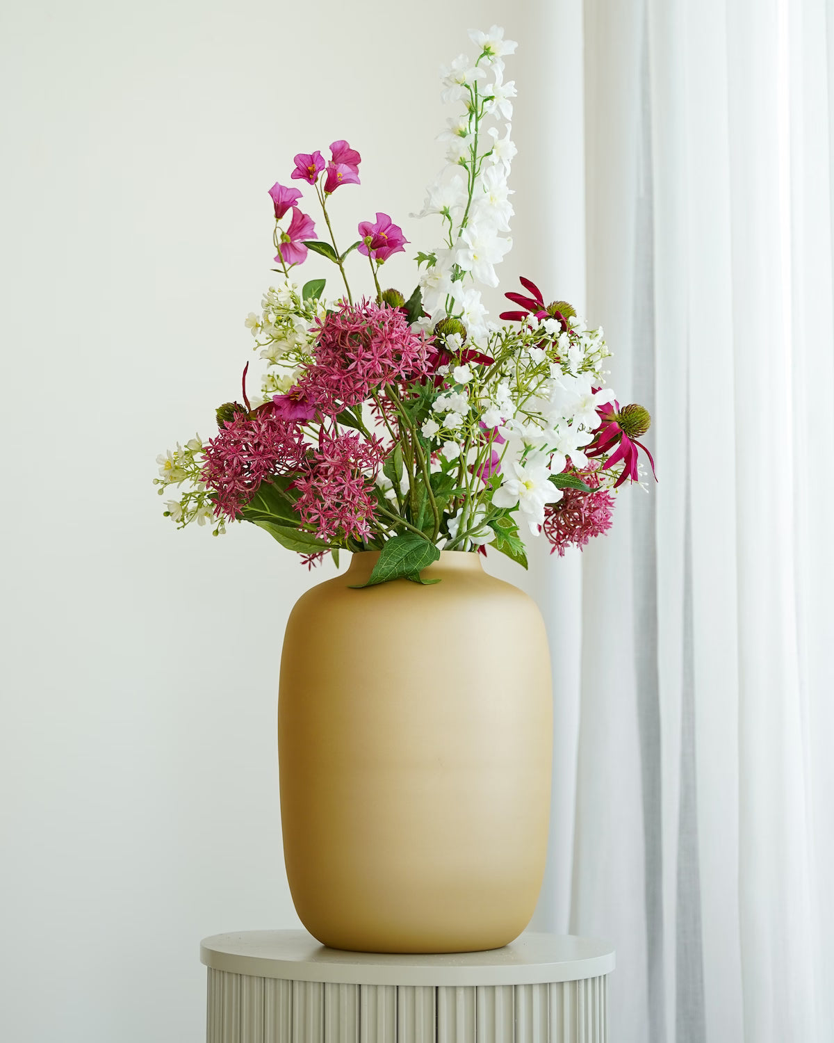 Exclusief zijden boeket Sombrero van Fan of Flowers gepresenteerd in de gouden vaas Mateo.
