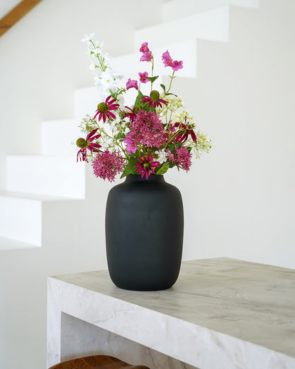 Kleurrijk roze met wit zijden boeket Sombrero van Fan of Flowers gepresenteerd in matzwarte vaas Negro.