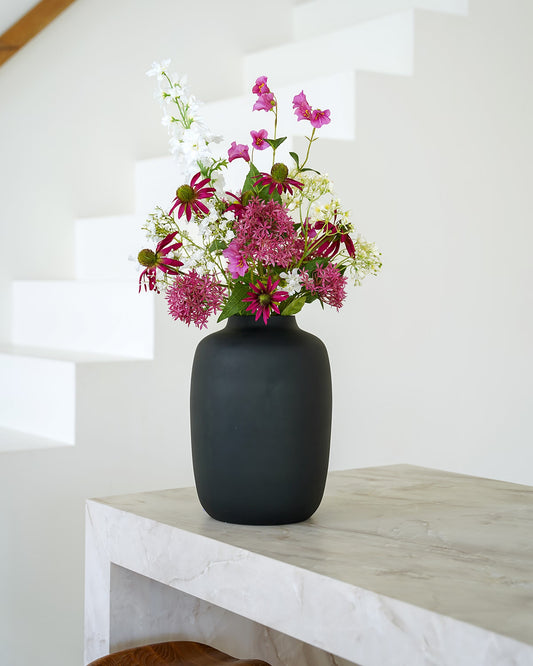 Kleurrijk roze met wit zijden boeket Sombrero van Fan of Flowers gepresenteerd in matzwarte vaas Negro.