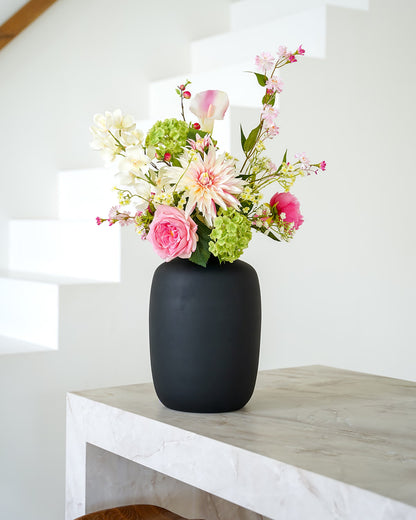 Stijlvolle presentatie van het zijden bloemen boeket Lola in de matzwarte vaas Negro van Fan of Flowers.