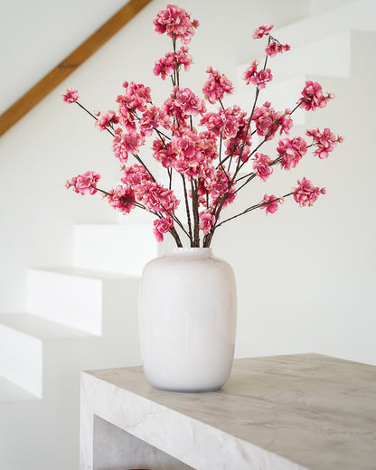 Donkerroze zijden bloesem takken in lichte Vaas Crema M van Fan of Flowers