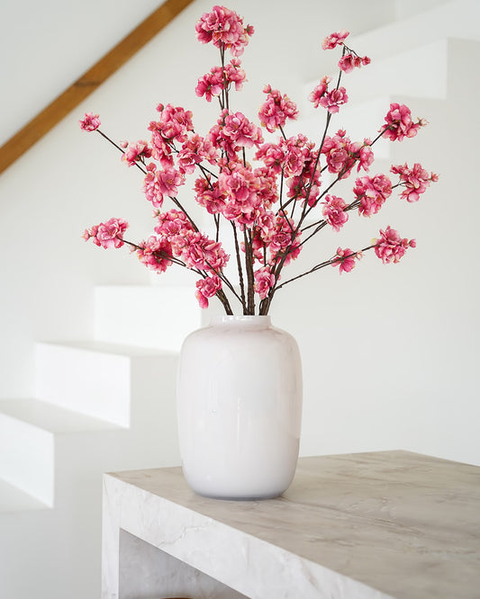 Donkerroze zijden bloesem takken in lichte Vaas Crema M van Fan of Flowers